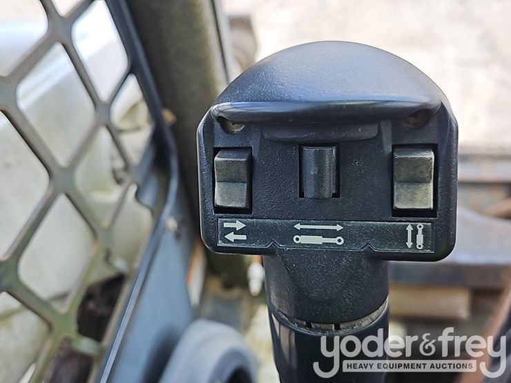 2009-bobcat-t300-image-24