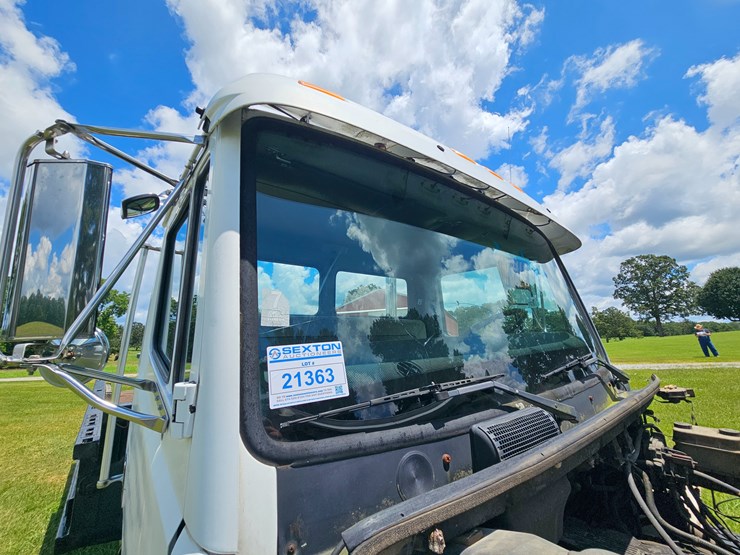 2000-freightliner-fl60-image-92