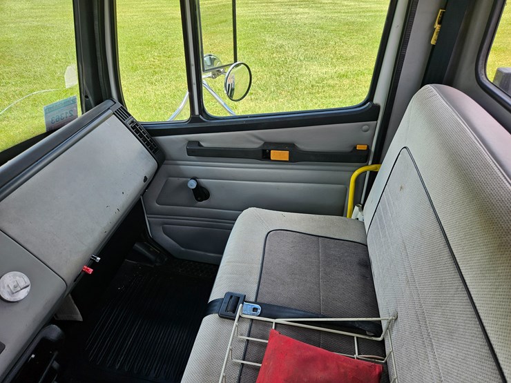 2000-freightliner-fl60-image-61