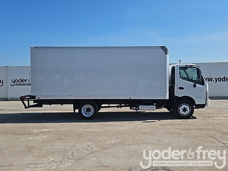 2019-hino-195-image-6