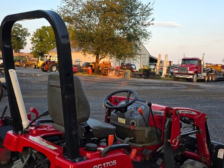 2017-massey-ferguson-gc1705-image-17