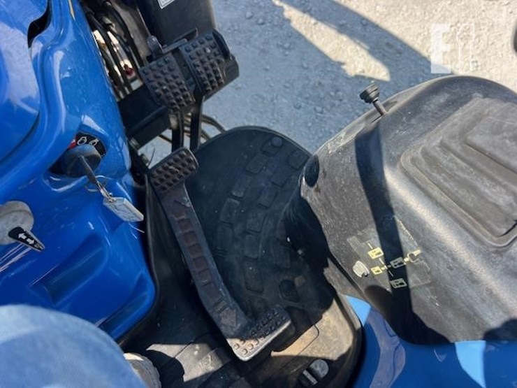 2008-new-holland-t2220-image-29