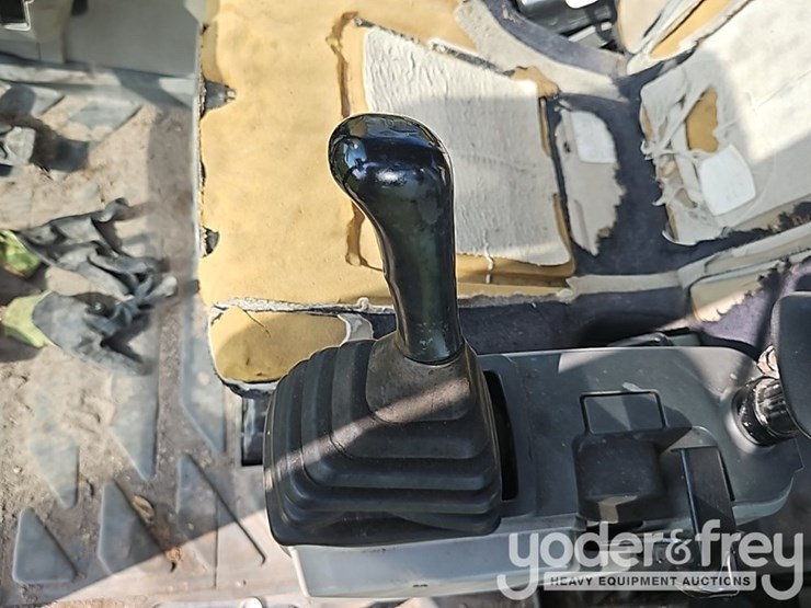 2015-caterpillar-329fl-image-44