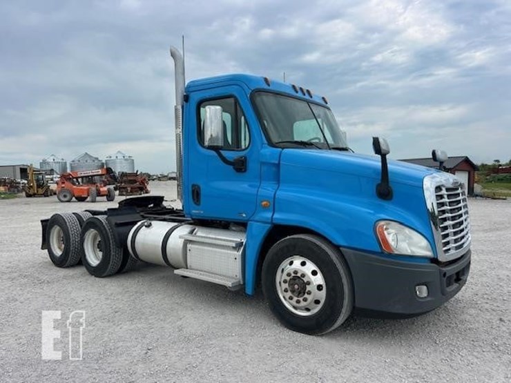 2013-freightliner-cascadia-113-image-9