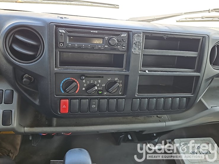 2019-hino-195-image-29