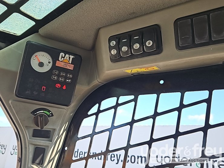 2015-caterpillar-257d-image-26