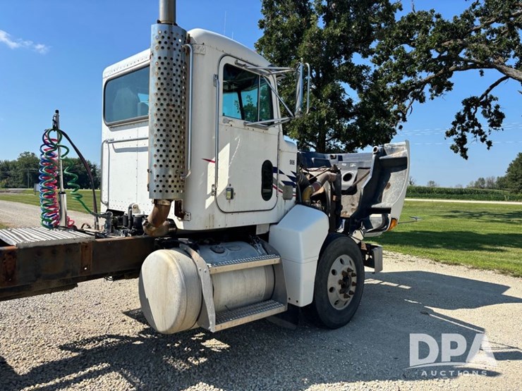 1999-peterbilt-385-image-50