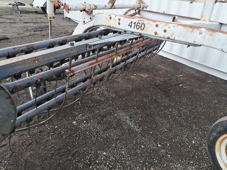 new-idea-roller-bar-hay-rake-(left)-image-8