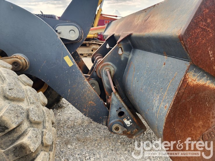 2010-deere-644k-image-15