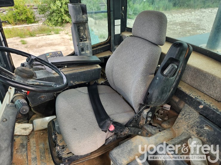 2010-deere-644k-image-28