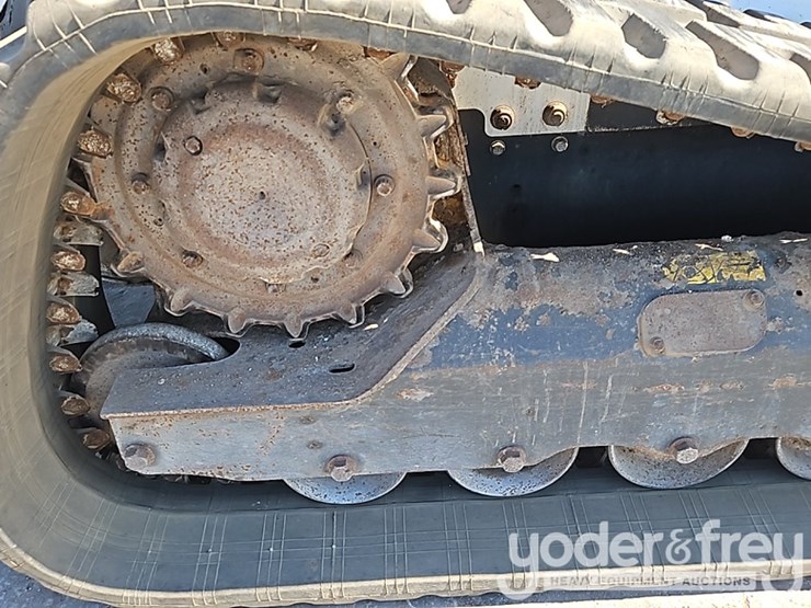 2019-bobcat-t740-image-8