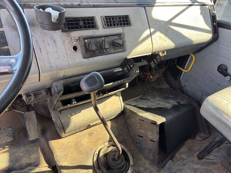 1995-freightliner-fl70-image-22