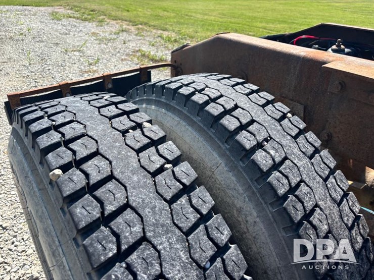 1999-peterbilt-385-image-56