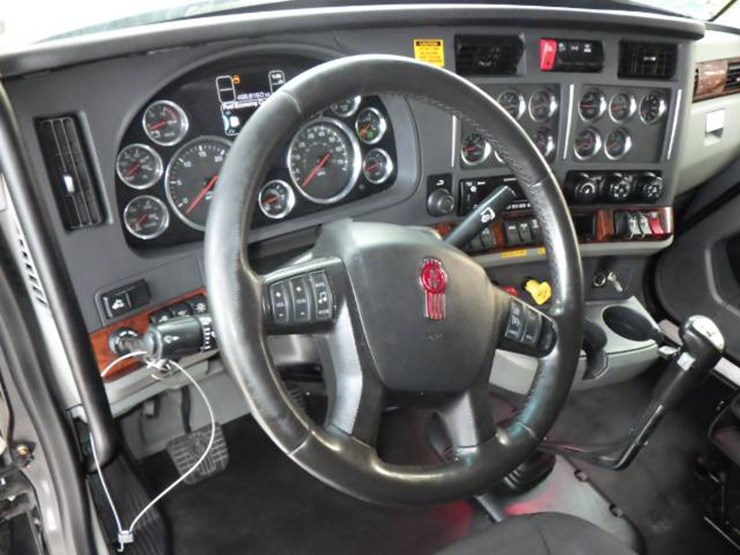 2022-kenworth-w990-image-12