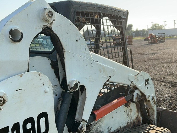 2004-bobcat-t190-image-25