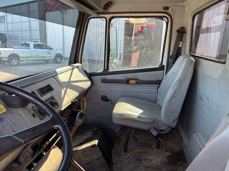 1995-freightliner-fl70-image-18