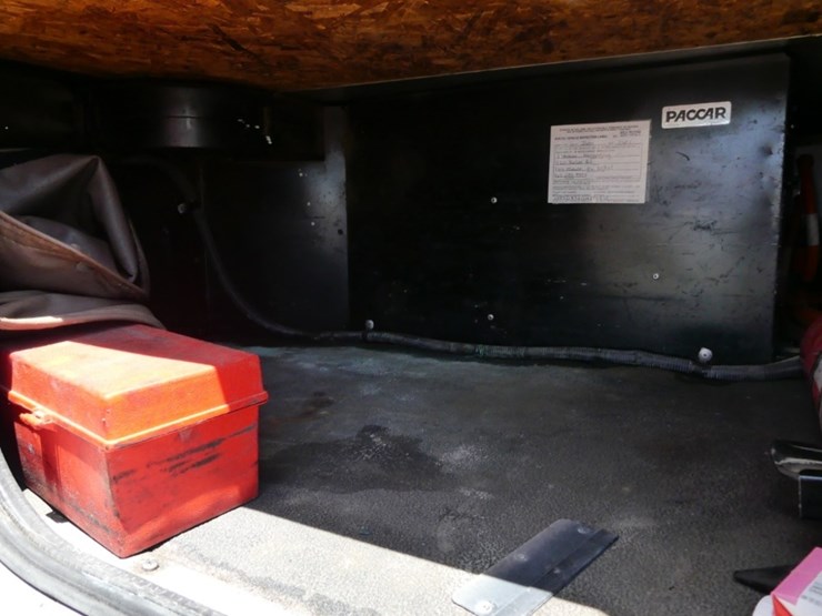 2002-peterbilt-379-image-11