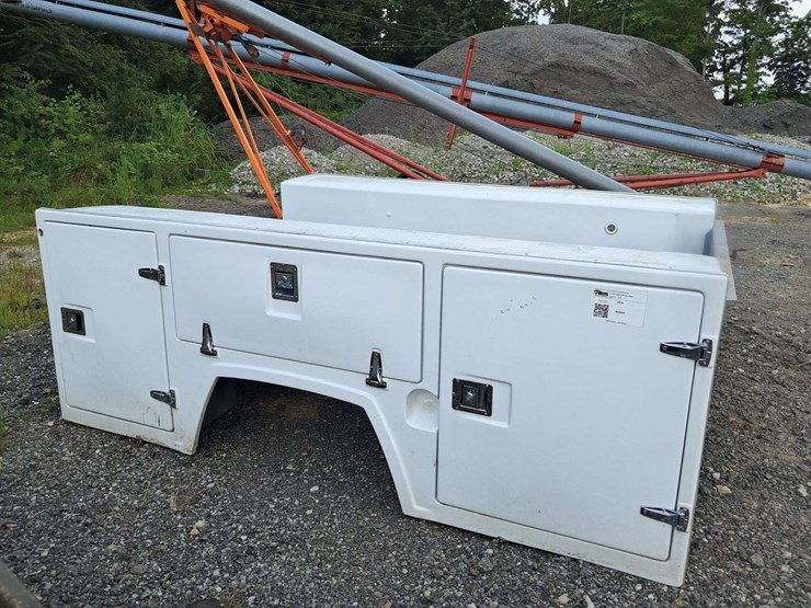 9'-fiberglass-service-body-image-1