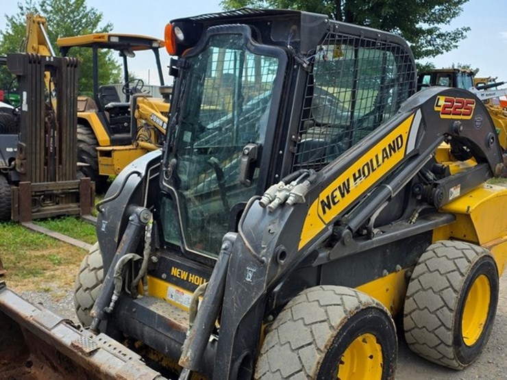 new-holland-l225-image-33