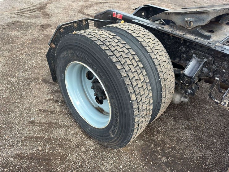 2007-volvo-vnm200-semi-truck-image-6