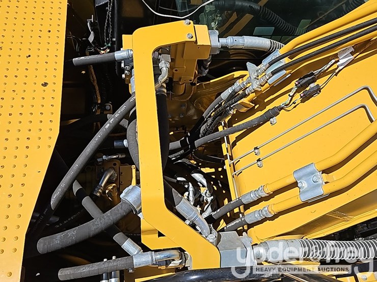 2022-caterpillar-320-image-32