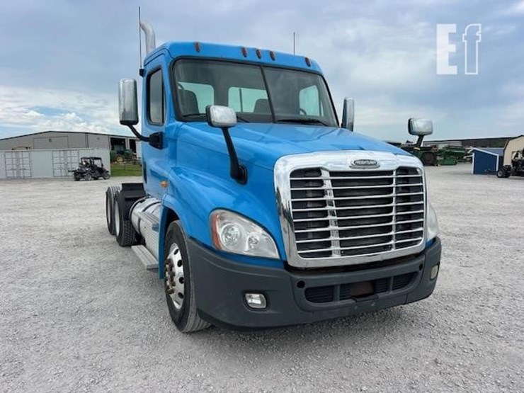 2013-freightliner-cascadia-113-image-10