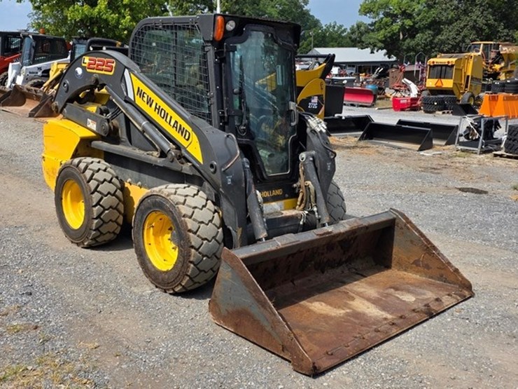 new-holland-l225-image-1