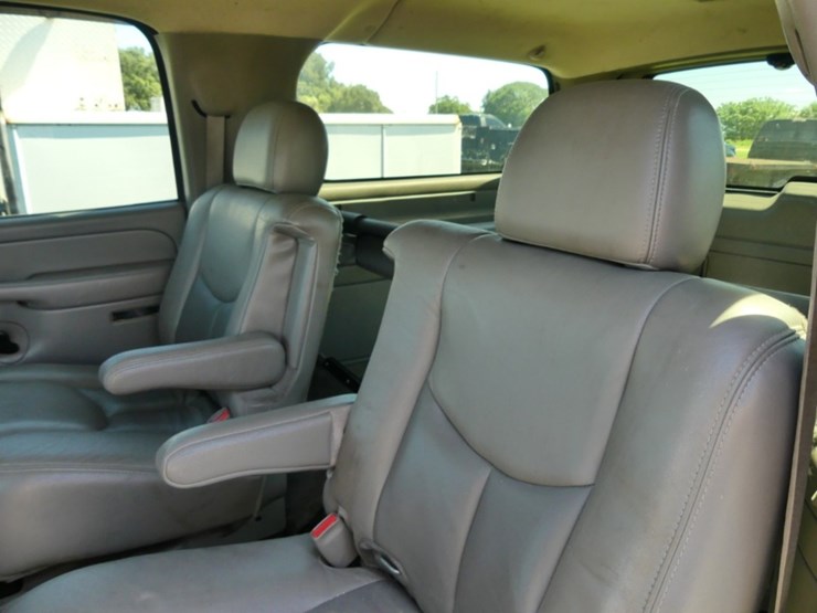 2004-chevrolet-suburban-image-8