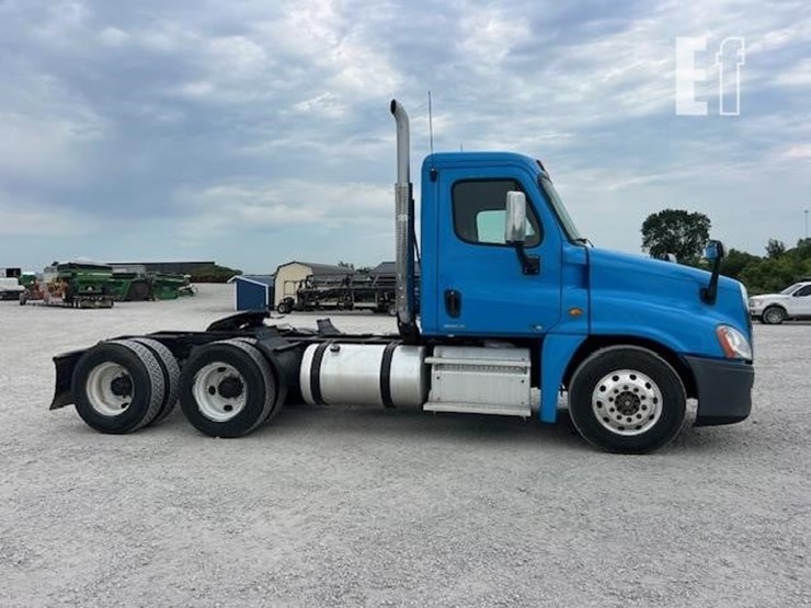 2013-freightliner-cascadia-113-image-8