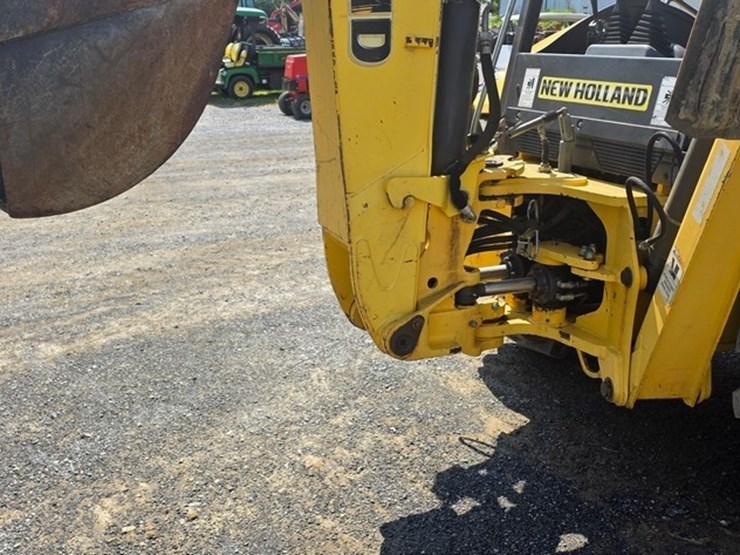 2011-new-holland-b95b-image-16