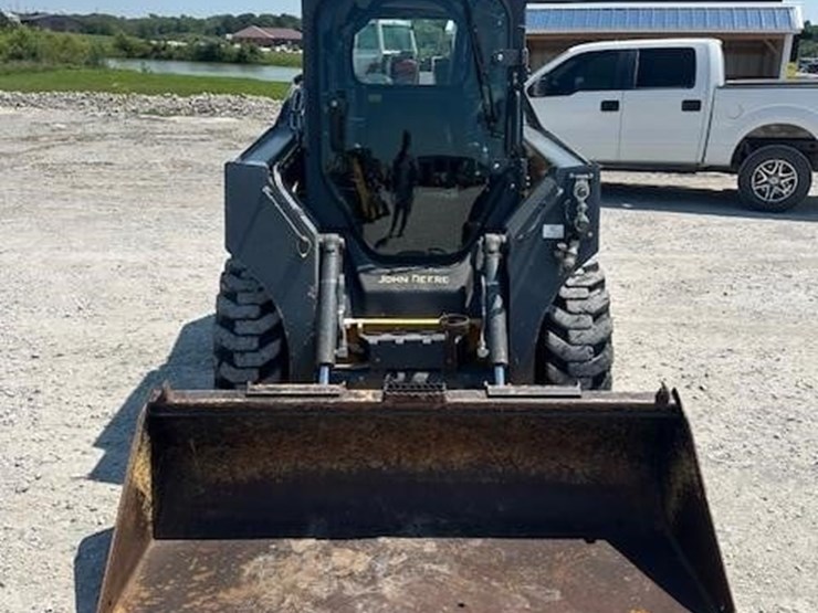 2015-deere-320e-image-14
