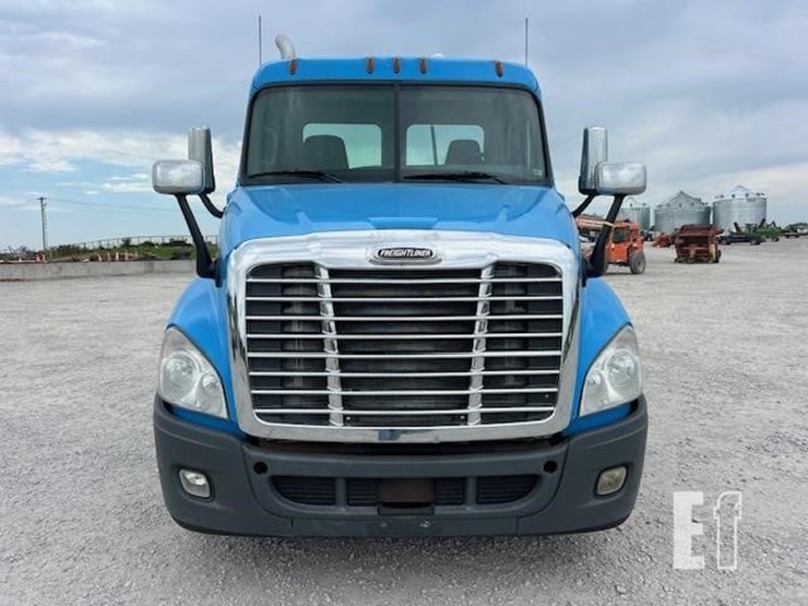 2013-freightliner-cascadia-113-image-11