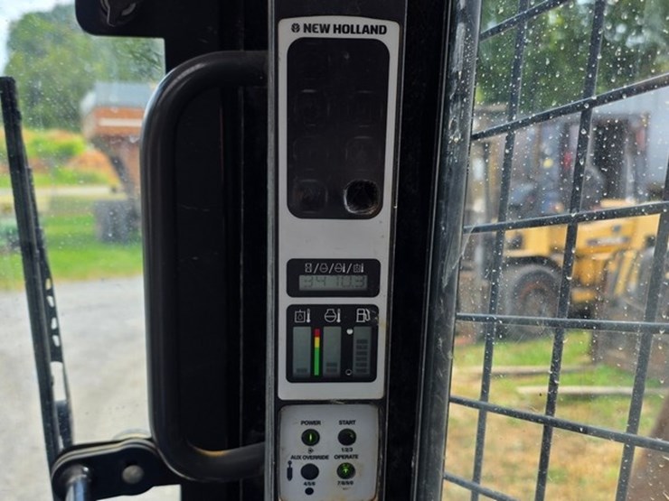 new-holland-l225-image-53