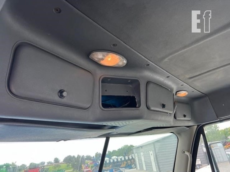 2013-freightliner-cascadia-113-image-44