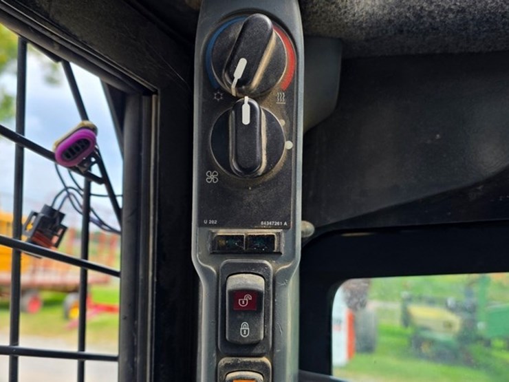 new-holland-l225-image-50