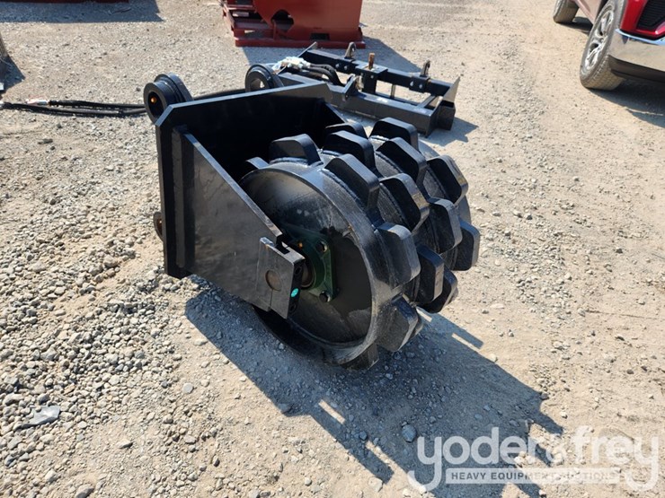 2025-caterpillar-320-image-4