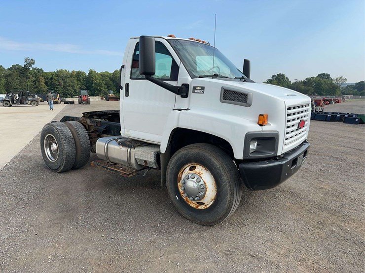 2005-chevrolet-c8500-semi-truck-image-2