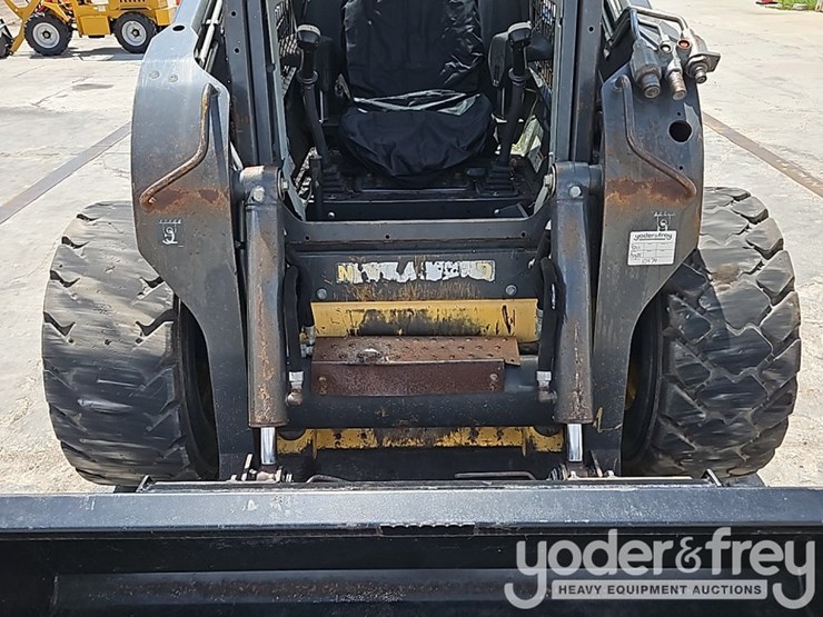 2015-new-holland-l230-image-12