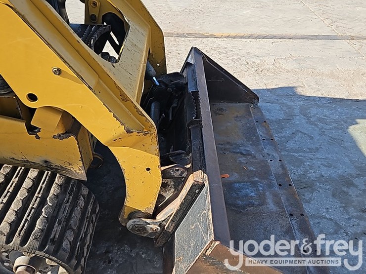 2015-caterpillar-257d-image-12