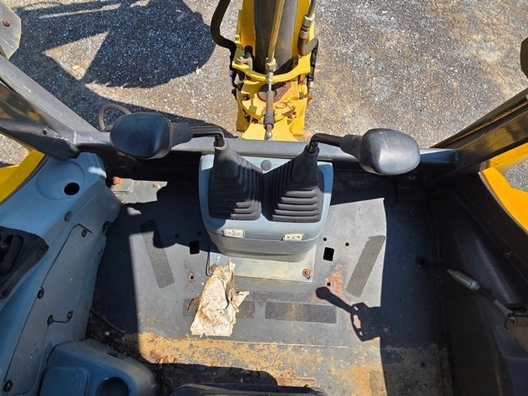 2011-new-holland-b95b-image-53