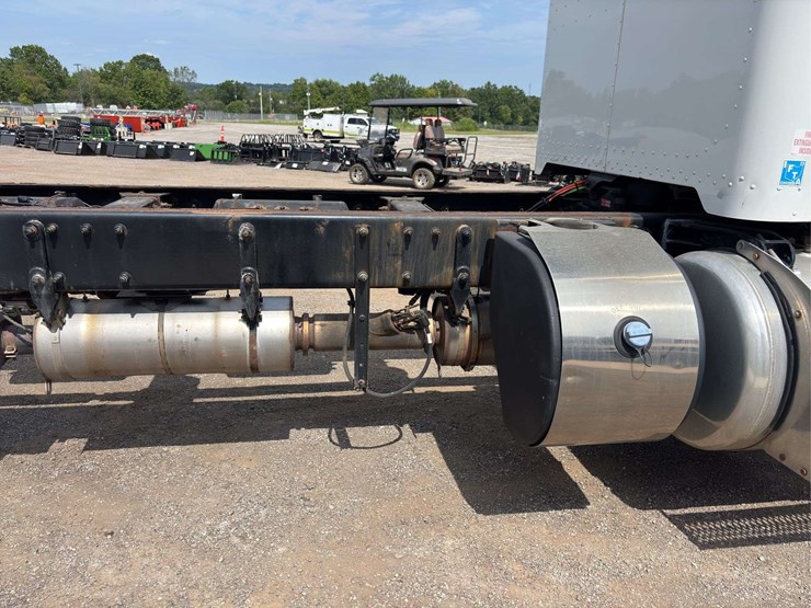 2012-peterbilt-348-image-15