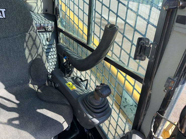 2018-caterpillar-262d-image-32