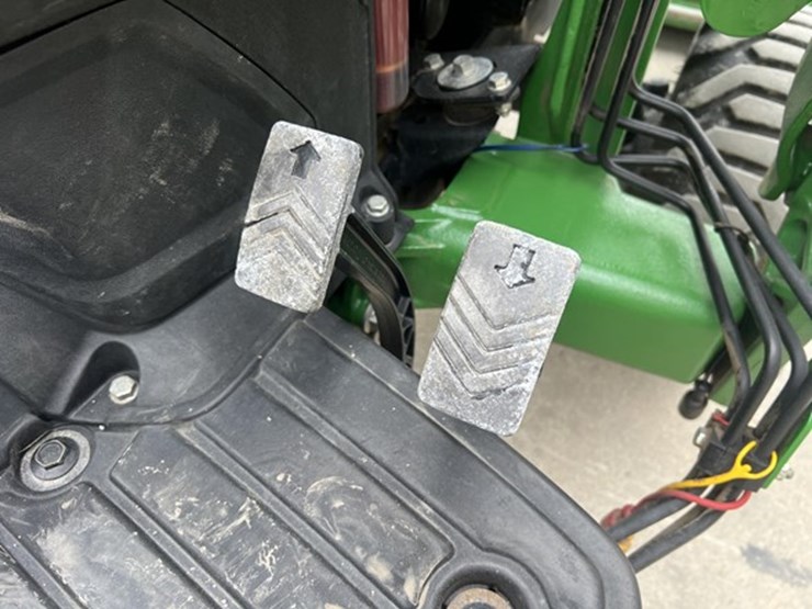 2024-john-deere-1025r-image-26