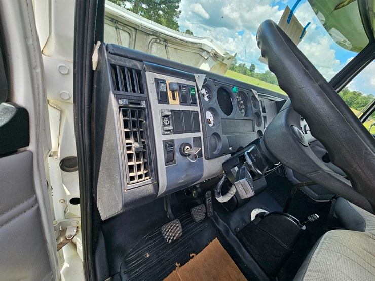 2000-freightliner-fl60-image-73