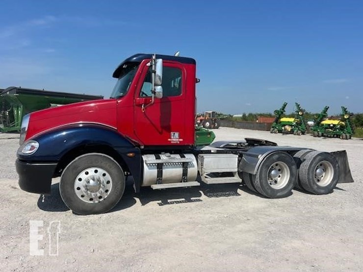 2006-freightliner-columbia-120-image-2