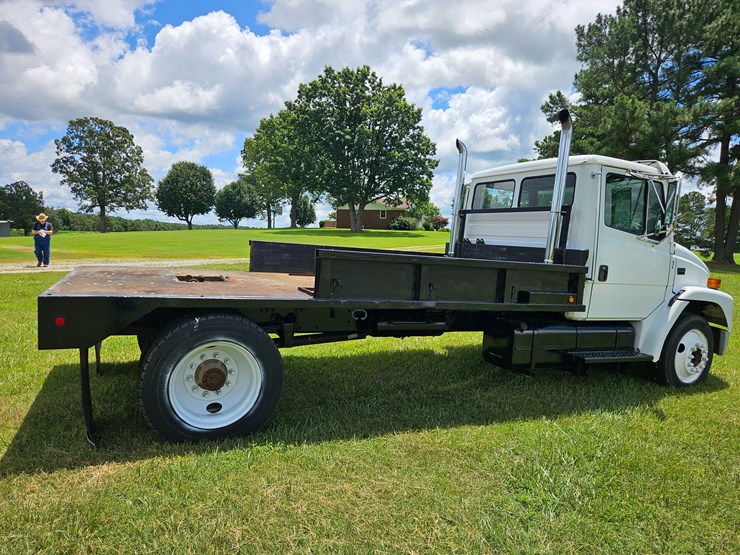 2000-freightliner-fl60-image-23