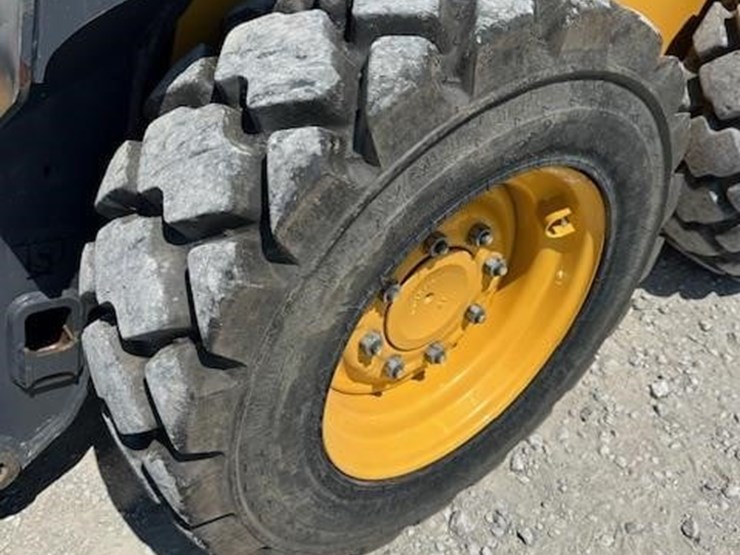 2018-deere-318g-image-9