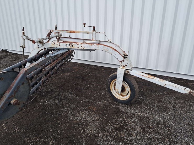 new-idea-roller-bar-hay-rake-(left)-image-7