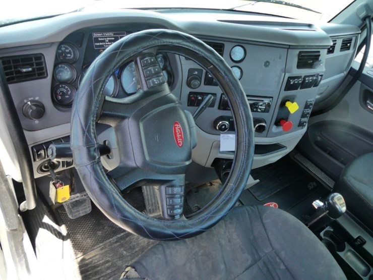 2015-peterbilt-579-image-12