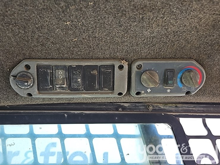 2009-bobcat-t300-image-22